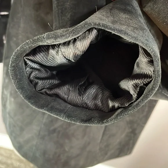 Large Danier suede leather classic black blazer. Quality staple piece. Canadian - Picture 14 of 17